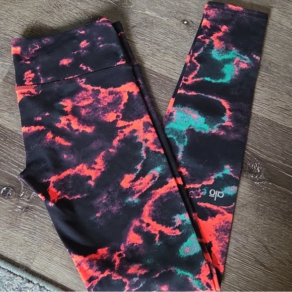 ALO Airbrush Leggings Size M Volcano Lightning - Picture 5 of 5